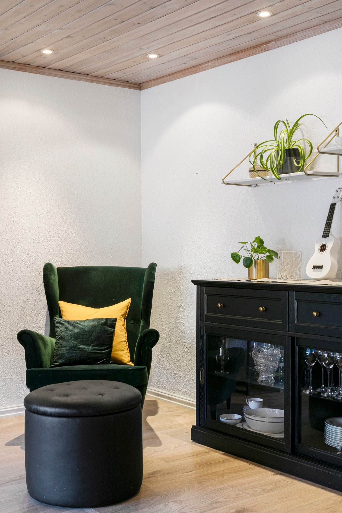 Nyt en god bok i gostolen! Dette er virkelig rommet for avkobling og hvile, så vel som større, sosiale sammenkomster. Galleribilde