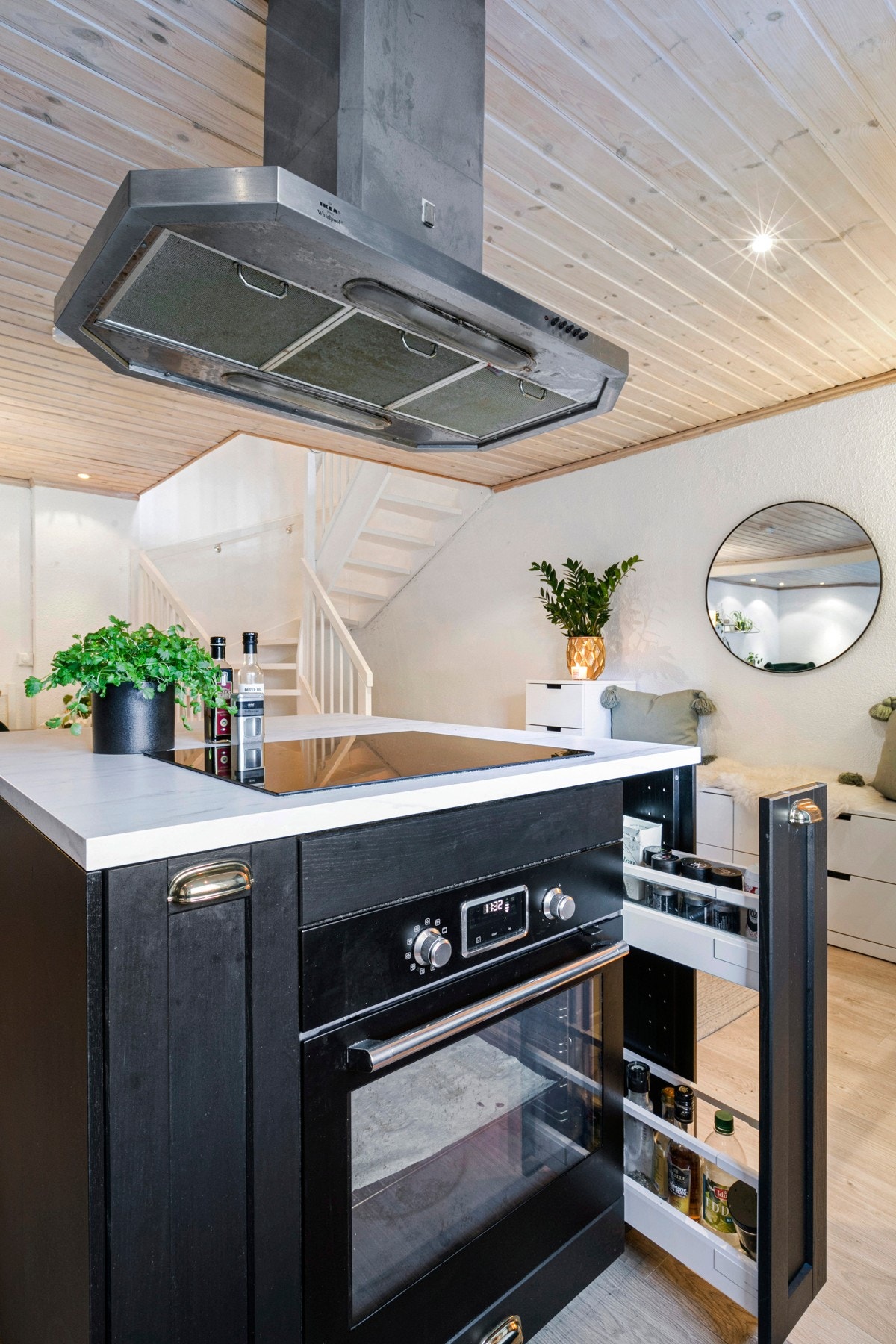 Den herlige kjøkkenøyen sikrer også ekstra benke- og arbeidsplass, samt gjør kjøkkenet til et sosialt samlingspunkt. Av integrerte hvitevarer følger komfyr, platetopp, kjøl/fryseskap og oppvaskmaskin. Galleribilde