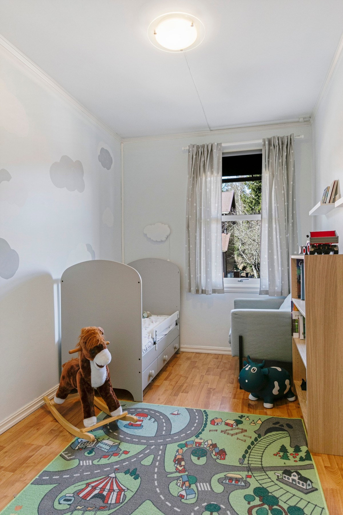 Boligens tredje soverom egner seg også utmerket som barnerom, gjesterom eller kontor. Størrelse på rommet gjør det enkelt å innrede etter ønske og behov. Galleribilde