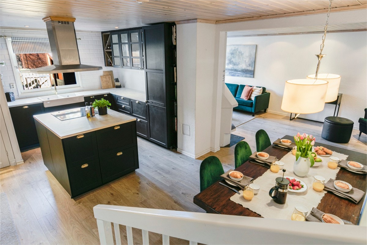 Boligen har en svært sosial, åpen løsning mellom stue, spisestue og kjøkken, noe dagens eiere selv har satt stor pris på. Galleribilde