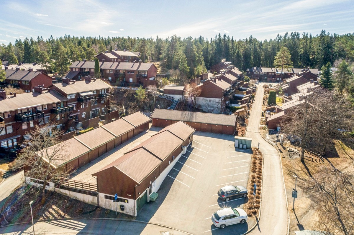 Boligen disponerer biloppstillingsplass nr 0122 i felles lukket garasjeanlegg med strømuttak. Ikke langt fra boligen er det også en stor gjesteparkering. Galleribilde