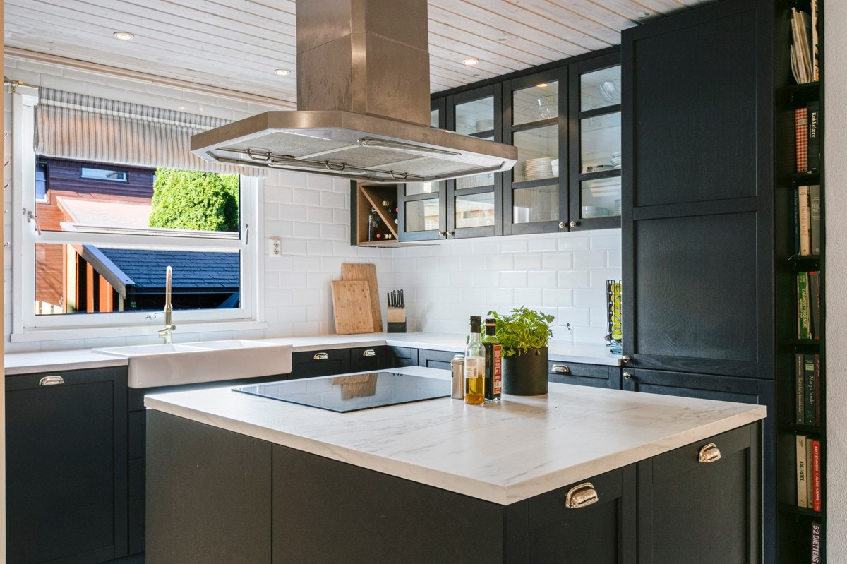 Det første dere møter er det herlige spisekjøkkenet som ble betydelig oppgradert i 2019. Innredningen er gjennomtenkt med profilerte, svarte fronter og laminat benkeplate med dobbel oppvaskkum. Galleribilde