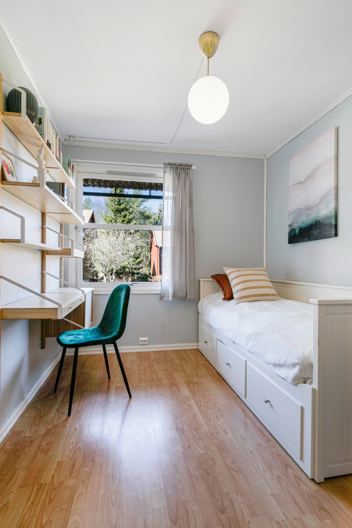 Vegg i vegg med hovedsoverommet ligger soverom 2. Dette rommet egner seg utmerket som barnerom eller gjesterom. Galleribilde