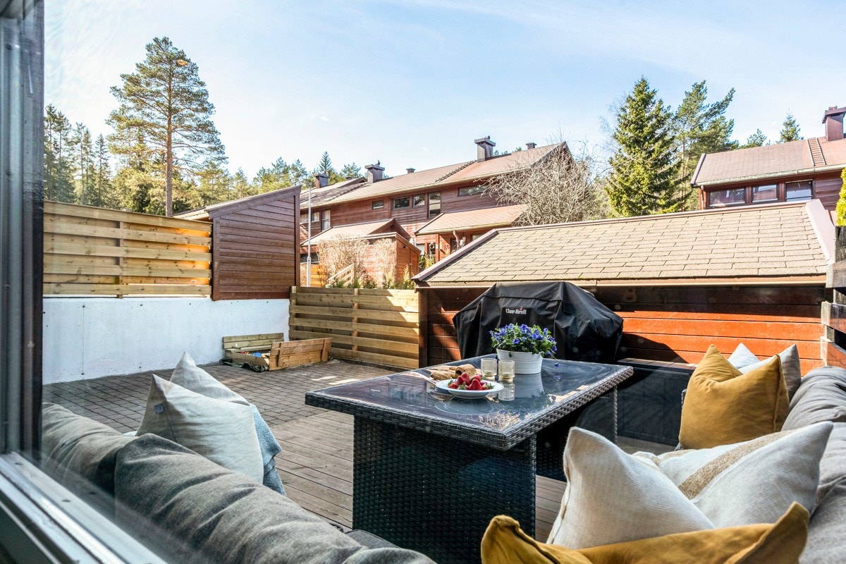 Fra stuen er det utgang til en herlig terrasse på 15m². Terrassen ligger skjermet til og har fine solforhold med ettermiddagssol. Galleribilde