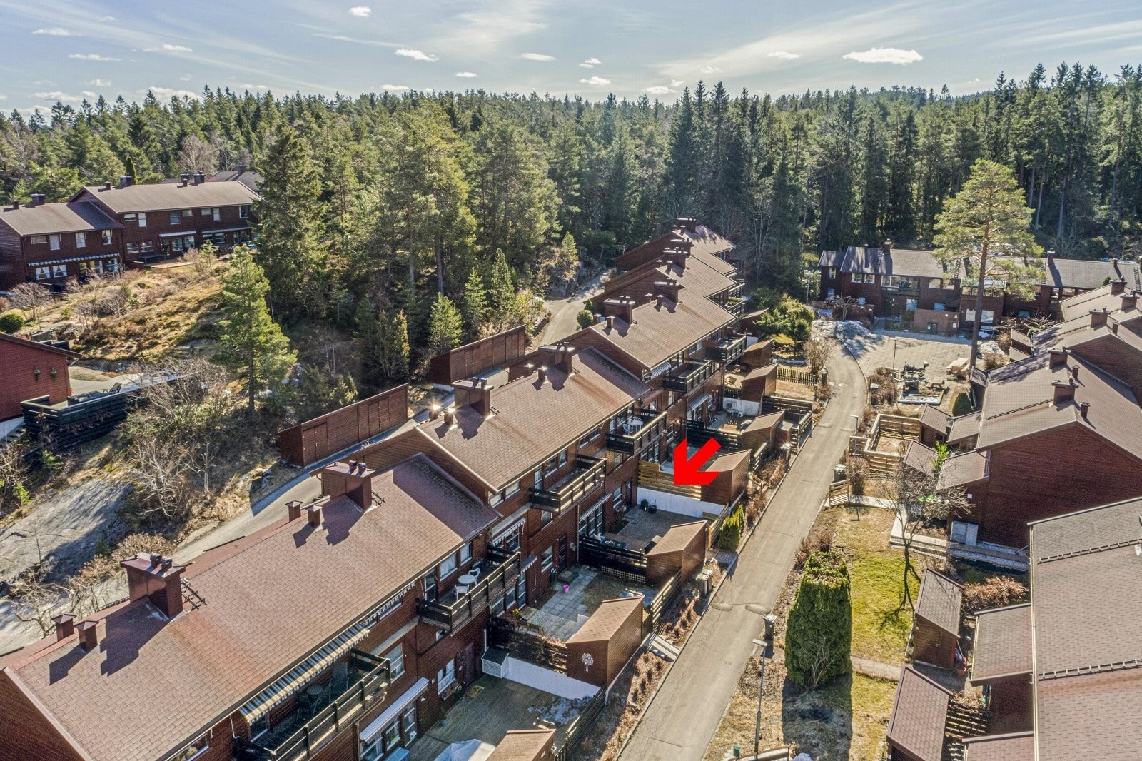 Dagens eiere opplever nabolaget som veldig trygt og godt, og ikke minst stille og rolig. Det at marka er boligens nærmeste nabo var også en avgjørende faktor for at dagens eier kjøpte boligen i sin tid. Galleribilde