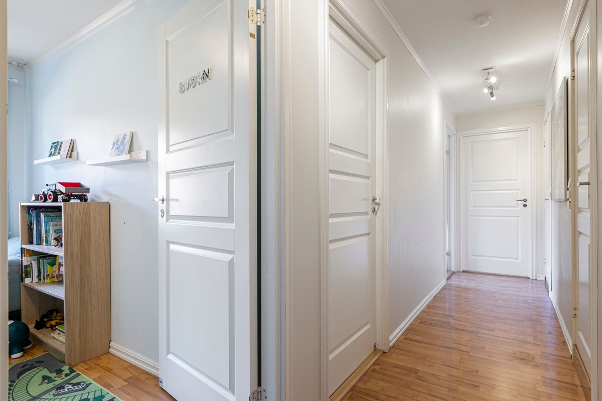 Det første dere møter i det dere ankommer 2. etasje er en romslig mellomgang med adkomst til alle rom i etasjen. Galleribilde