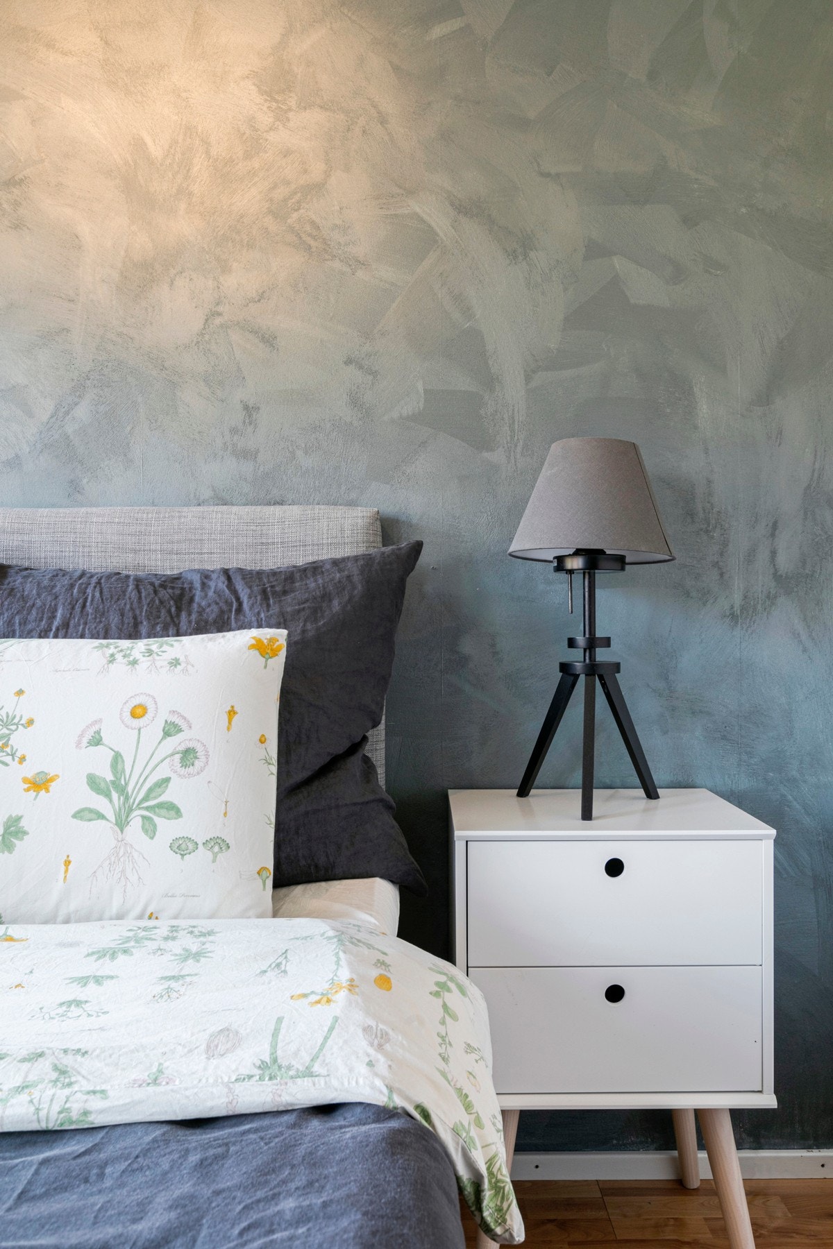 Den lekre, kalkmalte kontrastveggen gir et lunt og behagelig preg på soverommet. Galleribilde