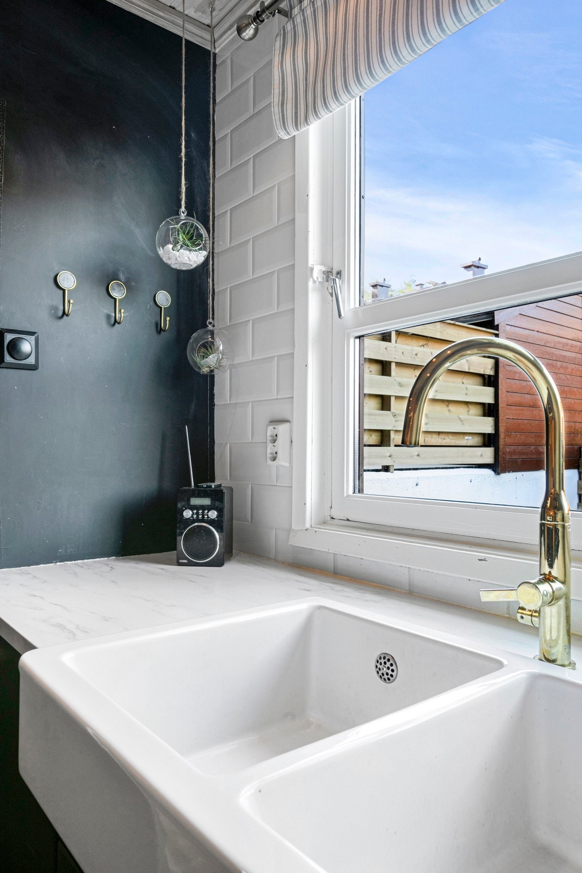 Tilbered dagens måltider samtidig som du har full oversikt over barna som leker på uteplassen. Galleribilde