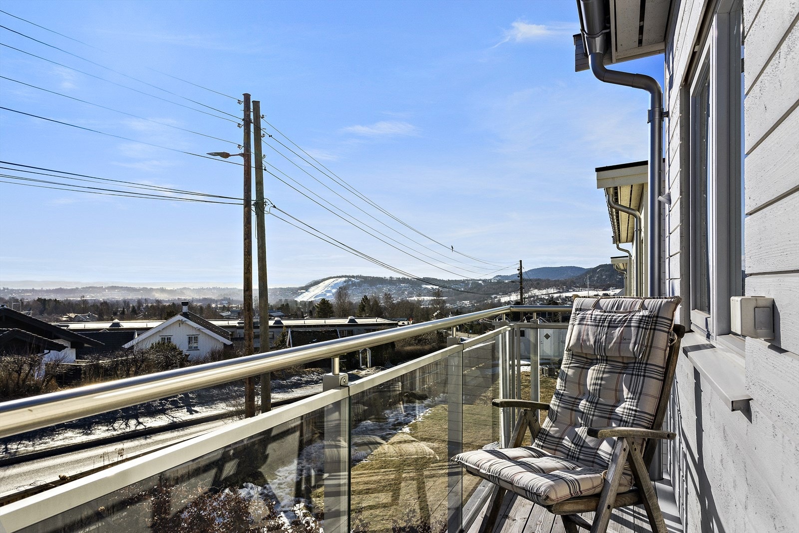 Veranda i 2. etasje med fantastisk utsikt i retning sjøen, Kolsåstoppen og nærområdet. Nydelig morgensol på denne siden av eiendommen Galleribilde