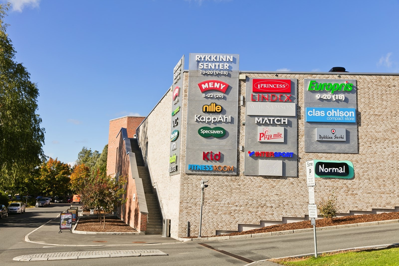 Det er kun få minutters gange til Rykkinn kjøpesenter, som har et godt utvalg forretninger og servicetilbud, med bl.a. flott Meny butikk Galleribilde