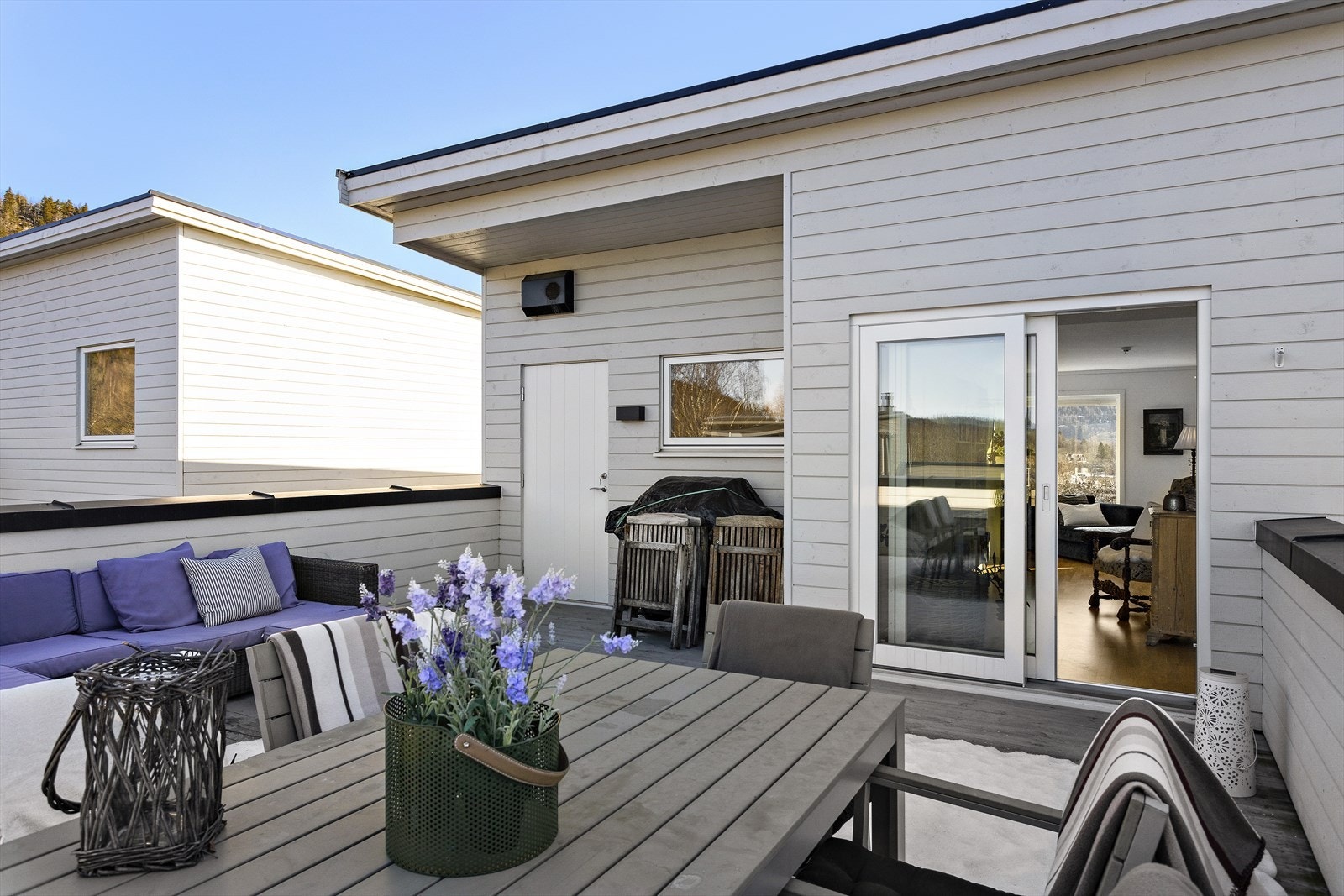 Stor og solrik takterrasse på 35 kvm, med god plass til flere sittegrupper/sofahjørne. Her sitter man skjermet og usjenert med sol til sent på kveld. Tilgang til bod Galleribilde