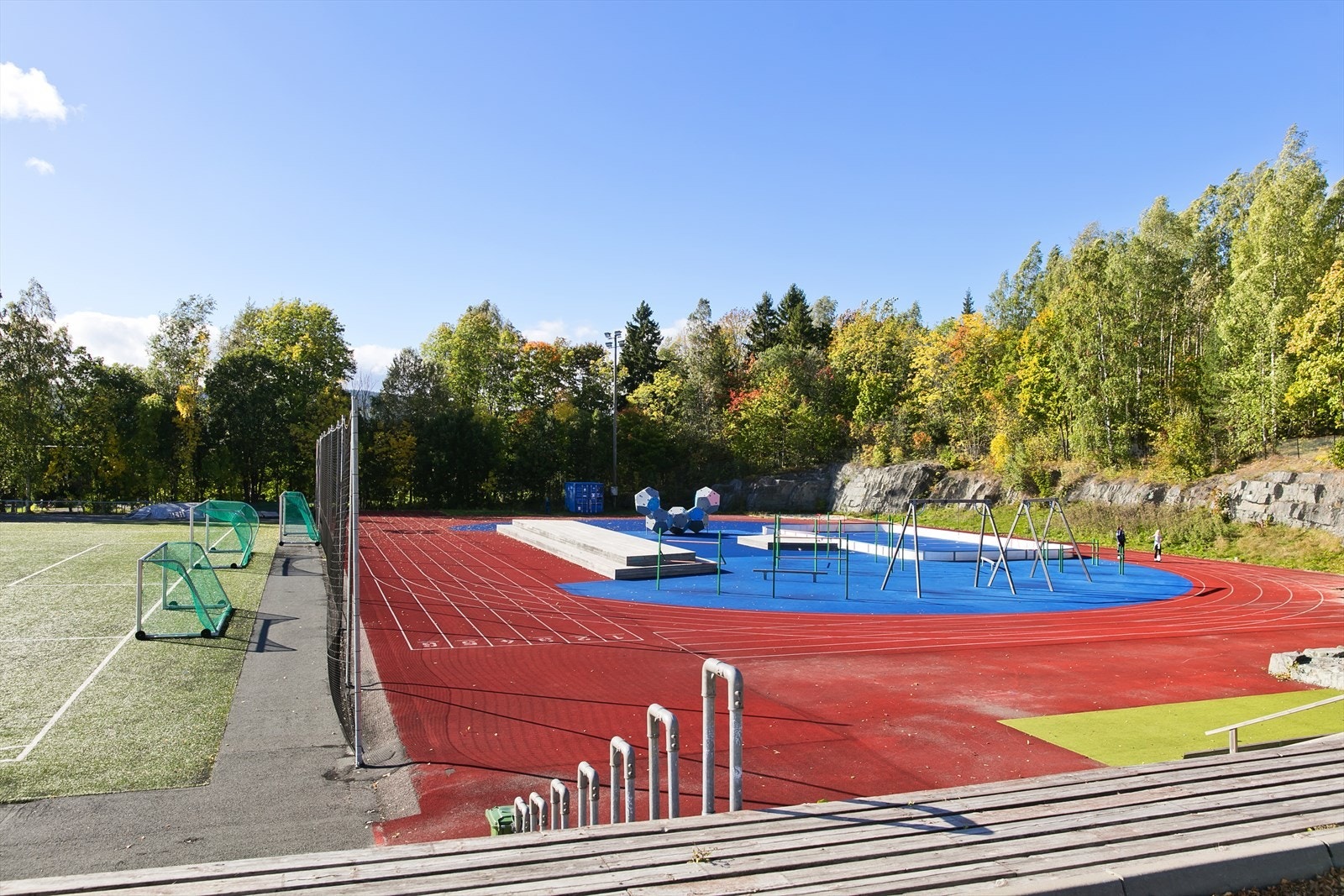 Ellers er det et bredt utvalg av ulike fritidsaktiviteter i området, med kort vei til bl.a. Gommerudbanen, Rykkinnhallen, Bergerhallen (svømmehall), Hauger idrettspark, rulleskibane, håndballhall m.m. Galleribilde