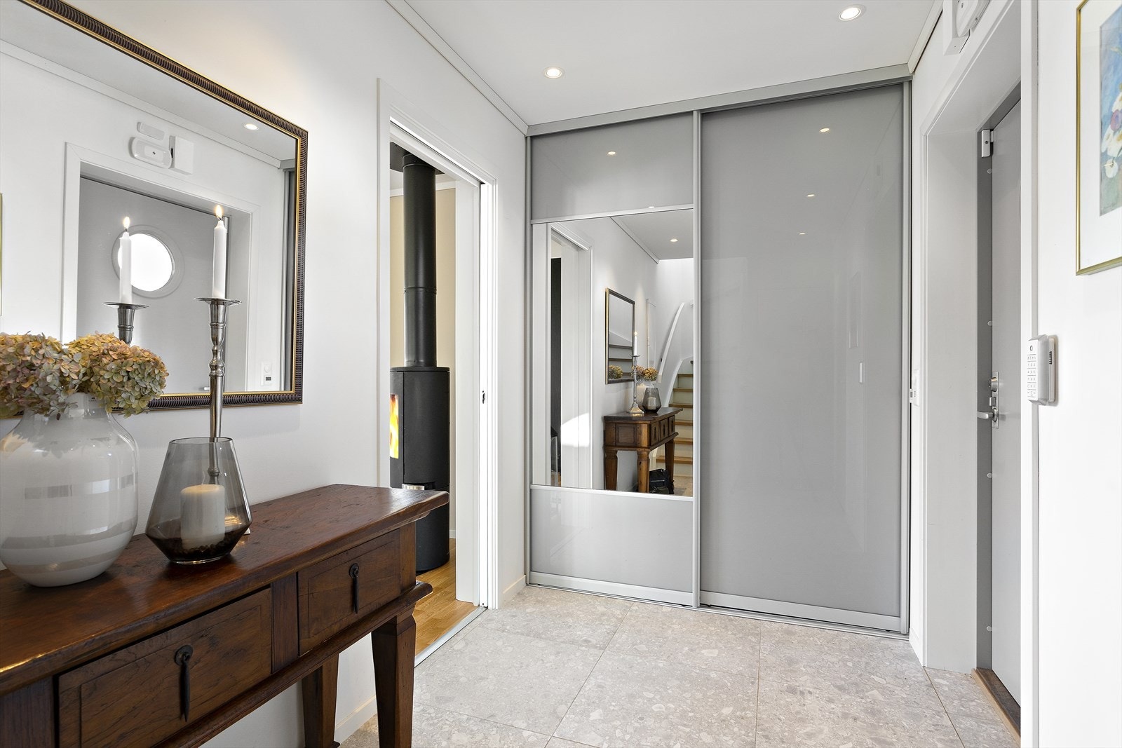 Boligen ble bygget i 2016, og fremstår fortsatt som ny, både innvendig og utvendig. Det er gjennomgående høy standard, og gode løsninger. Varme i gulv i gangen Galleribilde