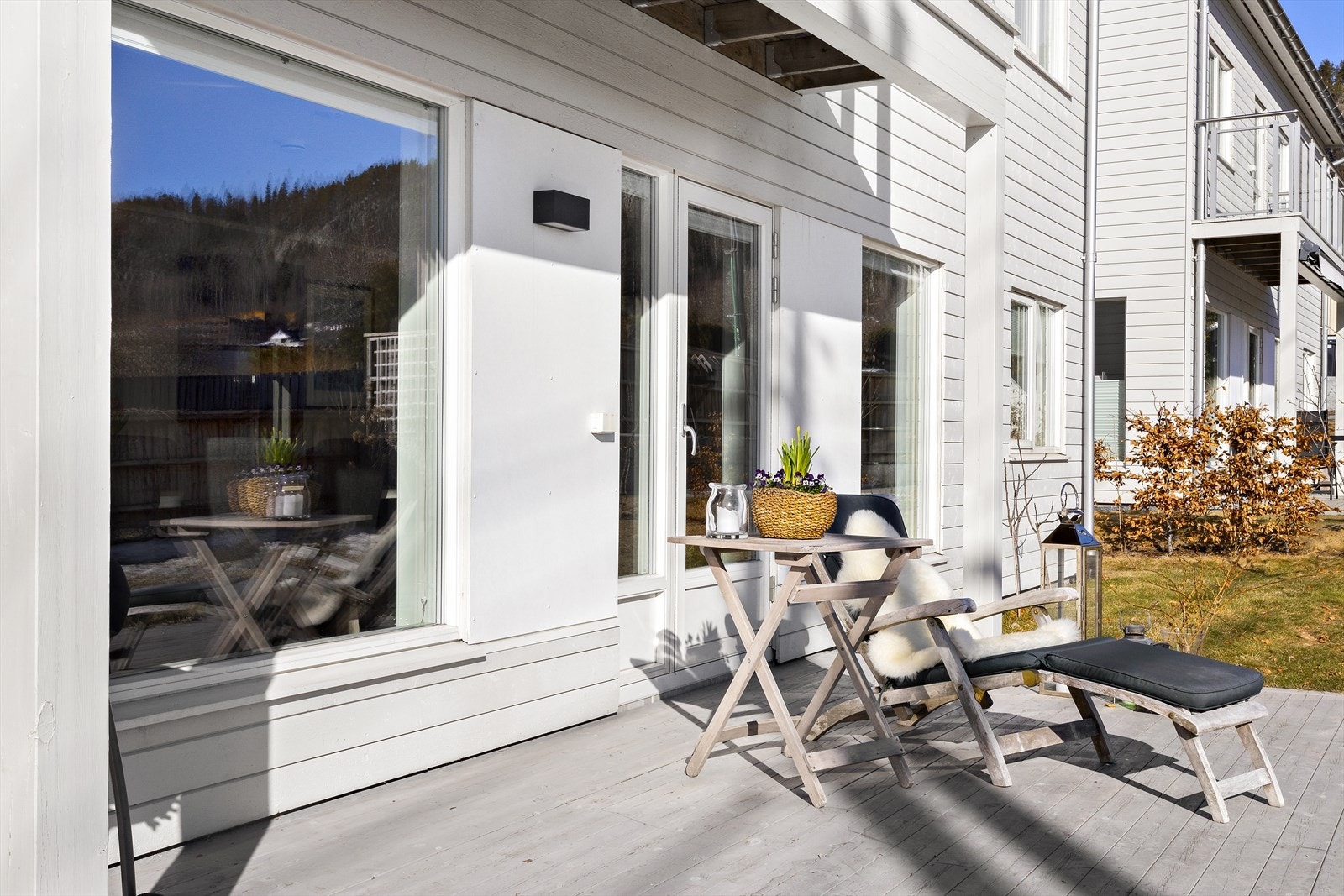 Utenfor stuen er det en flott terrasse, med videre tilgang til gressplen Galleribilde