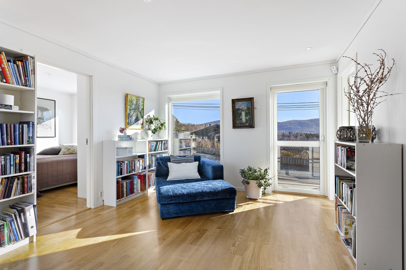 I stuen har selger hatt TV, samt spinningsykkel, kommode, hyller etc. Fungerer også fint som hjemmekontor eller lekerom for barna Galleribilde