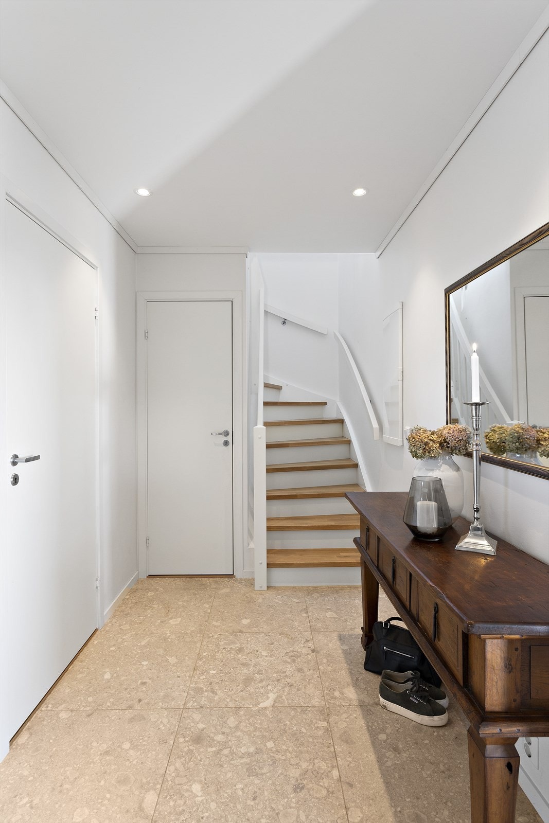 Praktisk bod under trapp. Det er i tillegg bod/teknisk rom i 2. etasje, samt i bakkant av garasjen Galleribilde