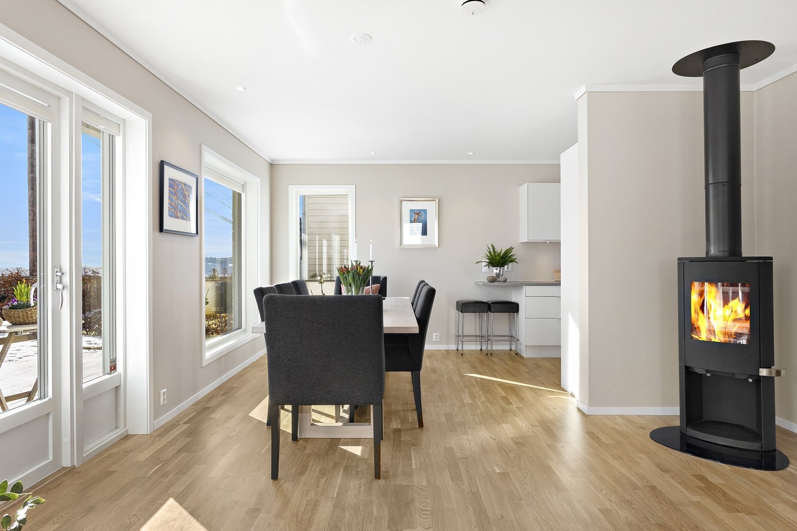 Den åpne løsningen mellom stue og kjøkken bidrar til å gjøre 1. etasje sosial og familievennlig Galleribilde