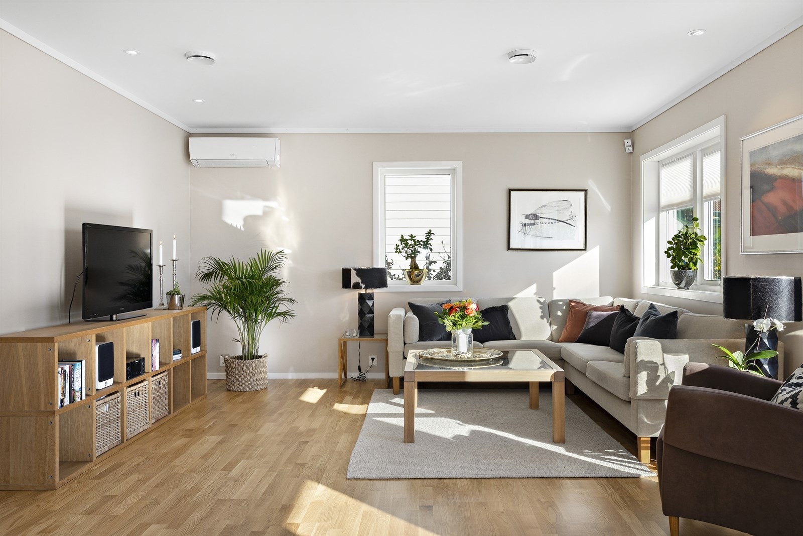 Det er gode møbleringsmuligheter i den romslige stuen, med plass til sofagruppe, stoler, TV-benk, bokhyller og stort spisebord Galleribilde