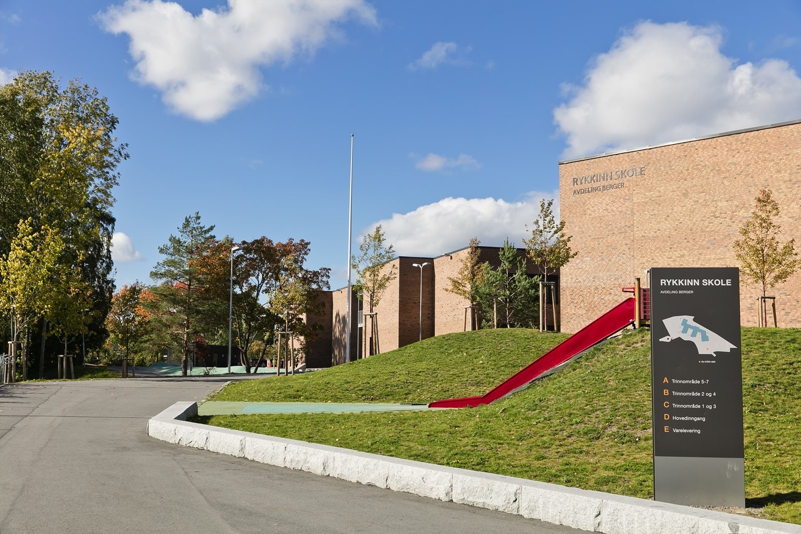 Boligen sokner til Rykkinn barneskole (1-7. trinn) og Eineåsen ungdomsskole (8-10. trinn). Nærmeste videregående skole er Rosenvilde VGS, Rud VGS, og Dønski VGS. Det er flere barnehager i nærområdet Galleribilde