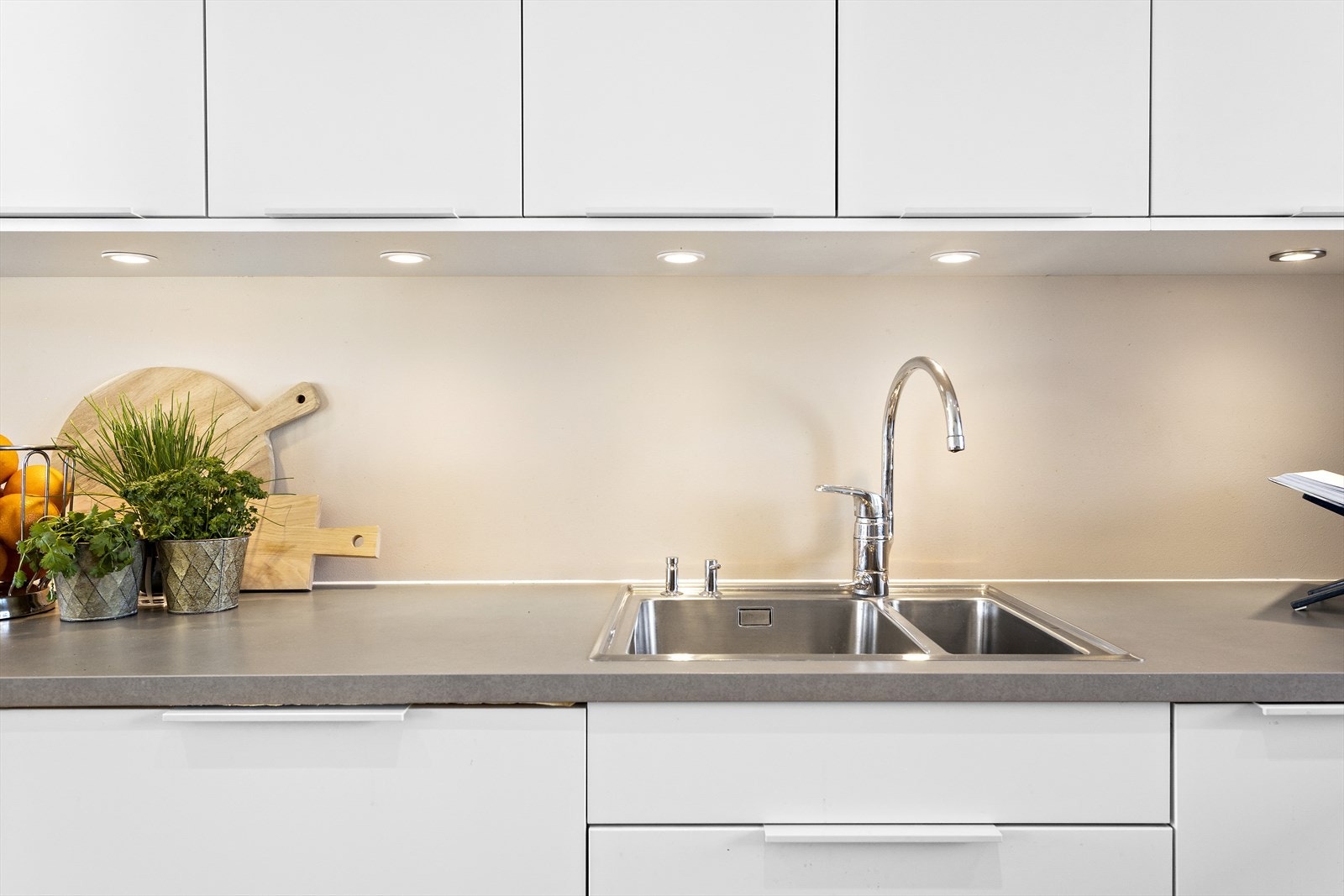 Kjøkkenet har rikelig med både skap- og benkeplass, og har mange praktiske og gode innredningsløsninger Galleribilde