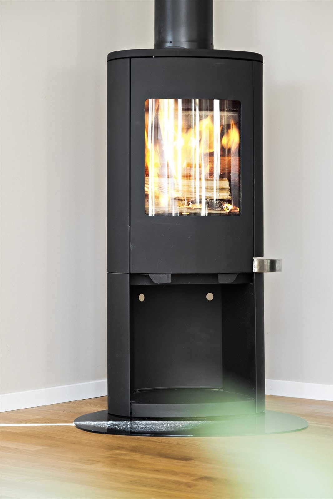 Flott peis som varmer godt på kalde dager. Varmepumpe er også installert i stuen Galleribilde