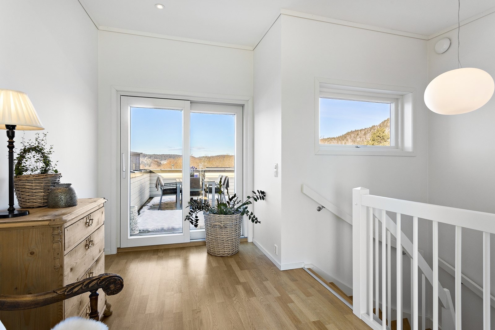 Stor og fin stue i 2. etasje, perfekt for skrivebord, bokhyller, sofa el. Utgang til takterrasse og veranda Galleribilde