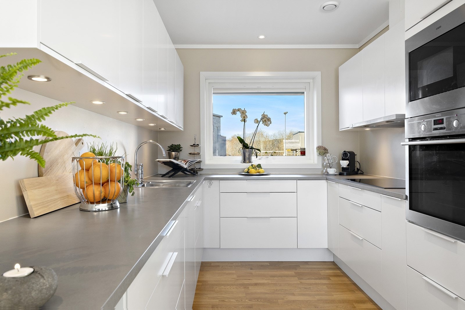 Kjøkkenet er designet og innredet med tanke på funksjonalitet, og er et meget hyggelig oppholdsrom, samt et naturlig samlingspunkt i boligen Galleribilde