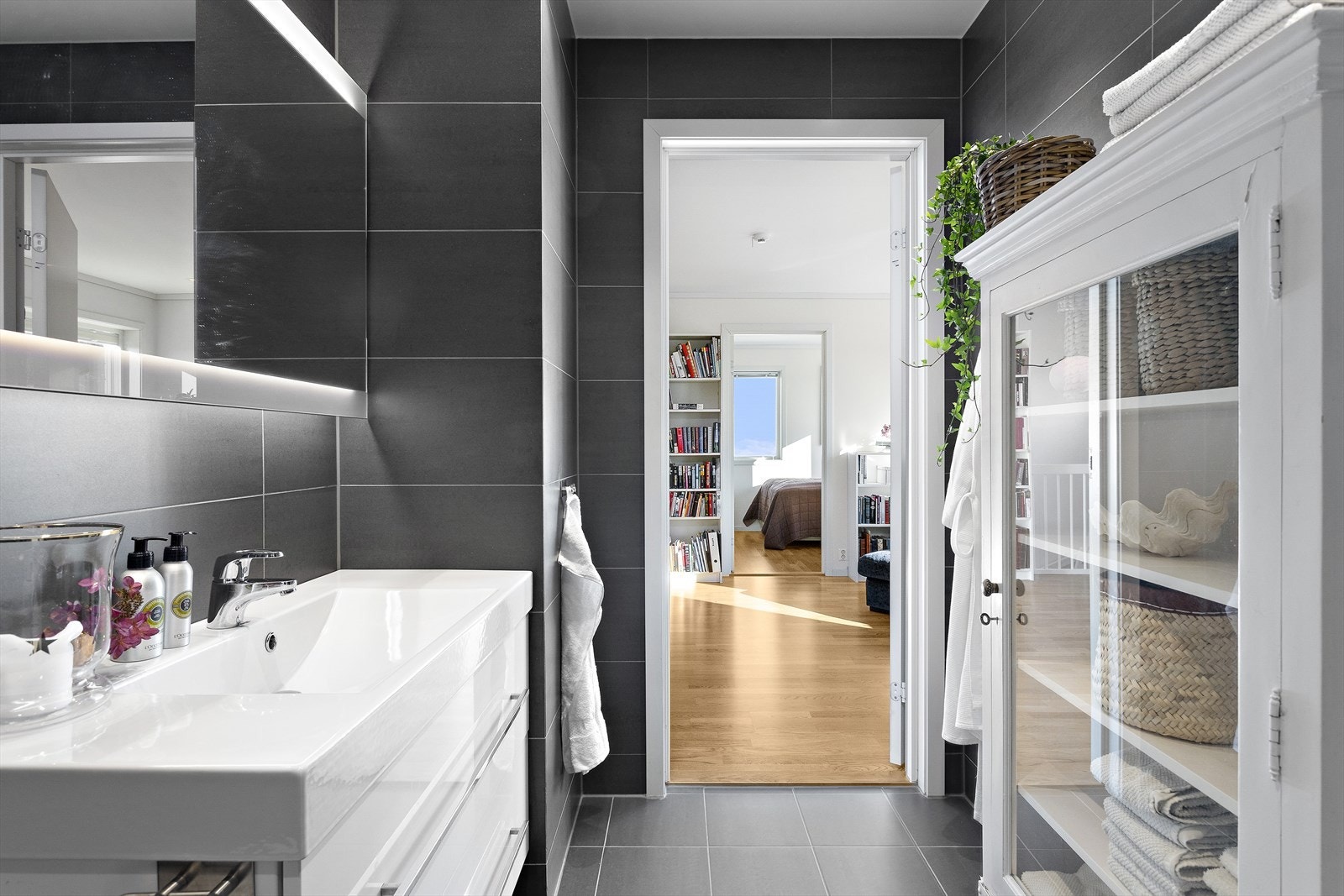 Hovedbadet har også opplegg og plass til vaskemaskin og tørketrommel Galleribilde