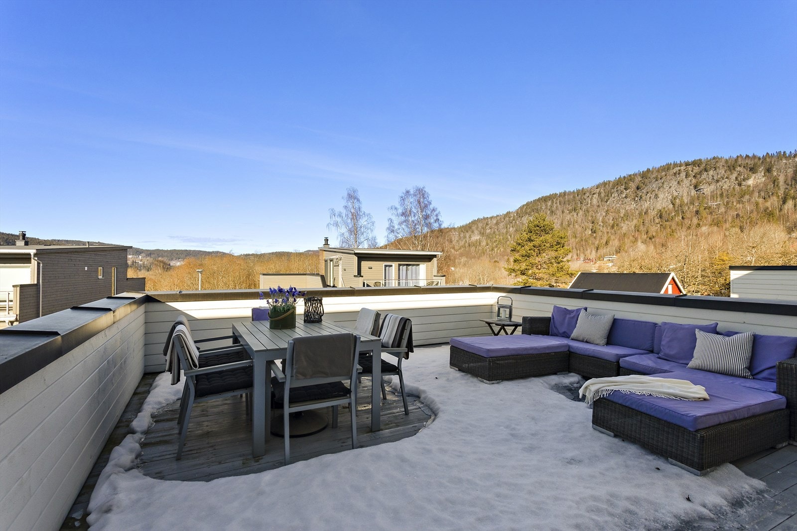 Stor takterrasse med nydelig utsikt og sen kveldssol. God plass til både sofagruppe, solstoler, spisebord, grill m.m. Galleribilde