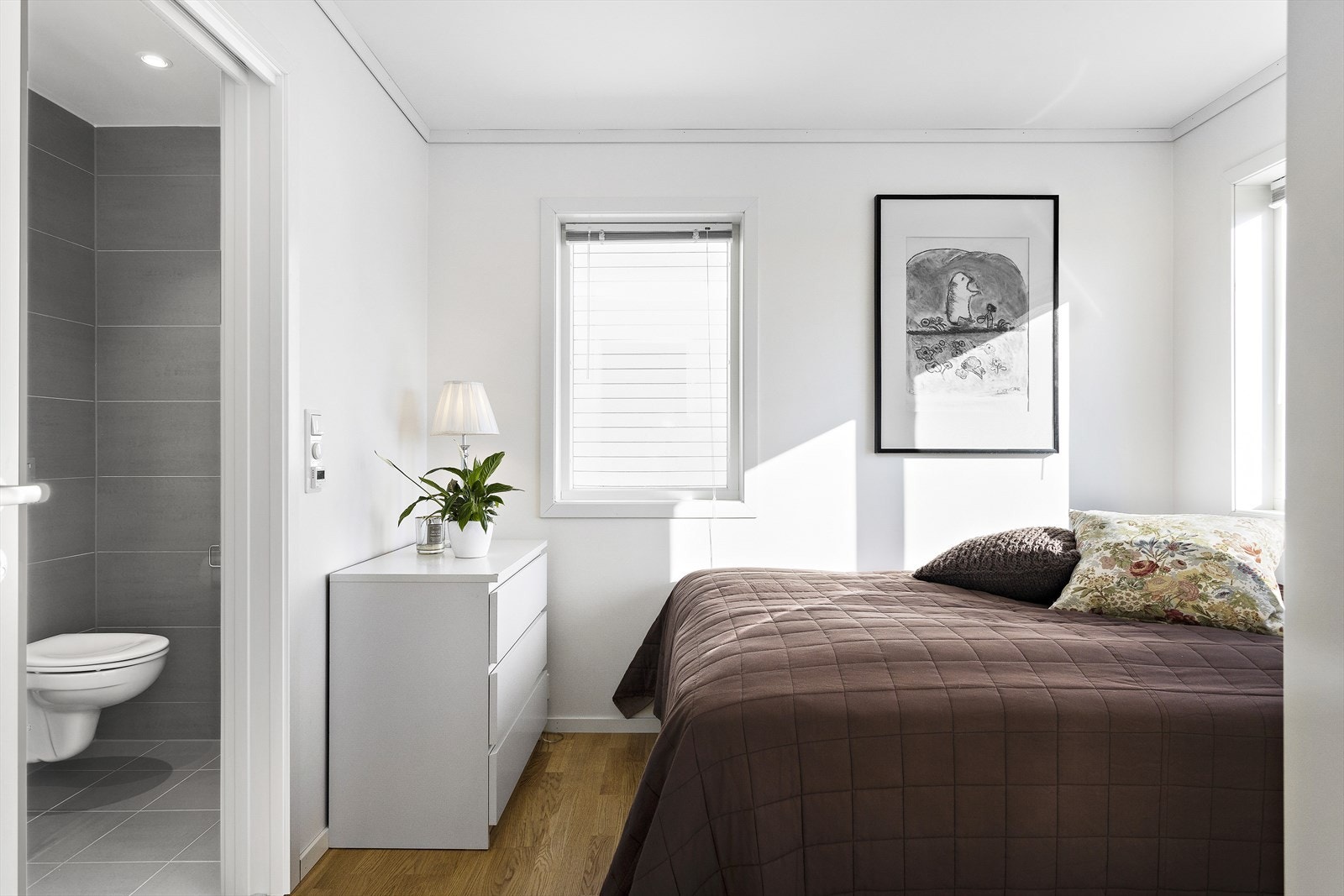 Soverom 2 har i tillegg direkte tilgang til eget bad Galleribilde