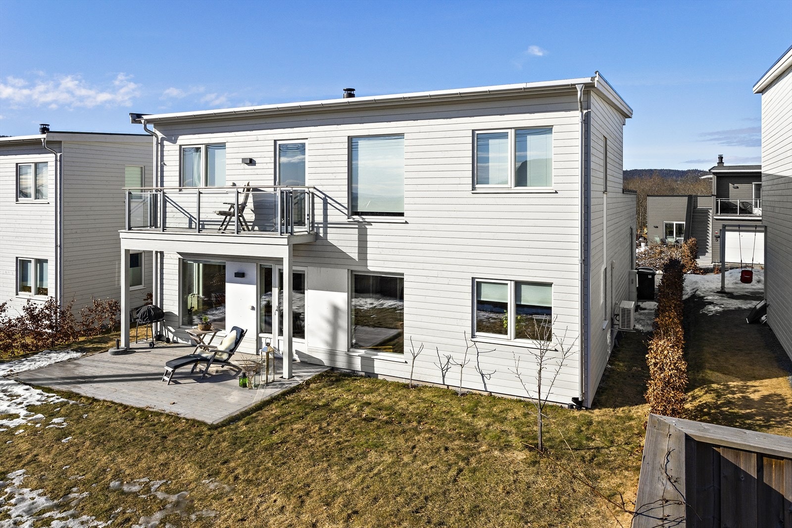 Eiendommen ligger i et meget attraktiv og barnevennlig område, og har svært gode lys - og solforhold, med sol fra morgen til kveld, samt nydelig utsikt Galleribilde