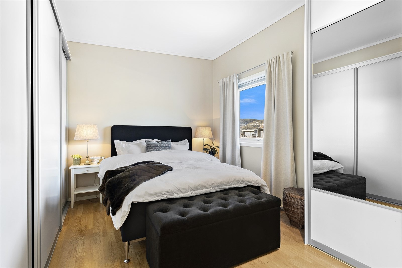 Stort og fint hovedsoverom, rikelig utstyrt med stor skyvedørsgarderobe Galleribilde