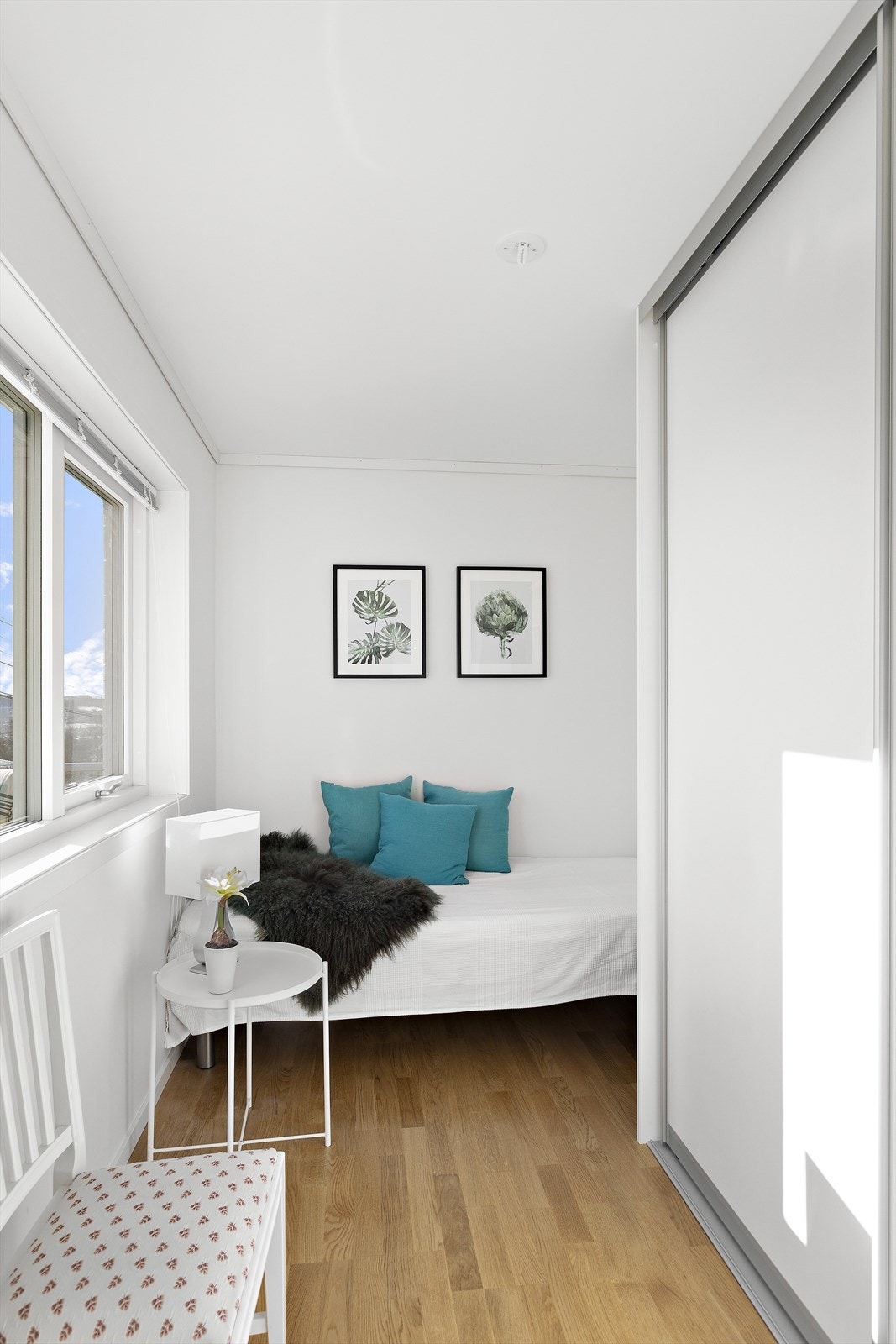 Soverom 3 er innredet med skyvedørsgarderobe, samt har plass til seng, skrivebord eller kommode Galleribilde