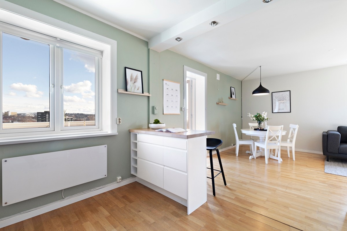 Mellom kjøkken og stue er det også montert en barløsning som gir mer skap- og benkeplass samt et ekstra sted å spise frokost. Galleribilde