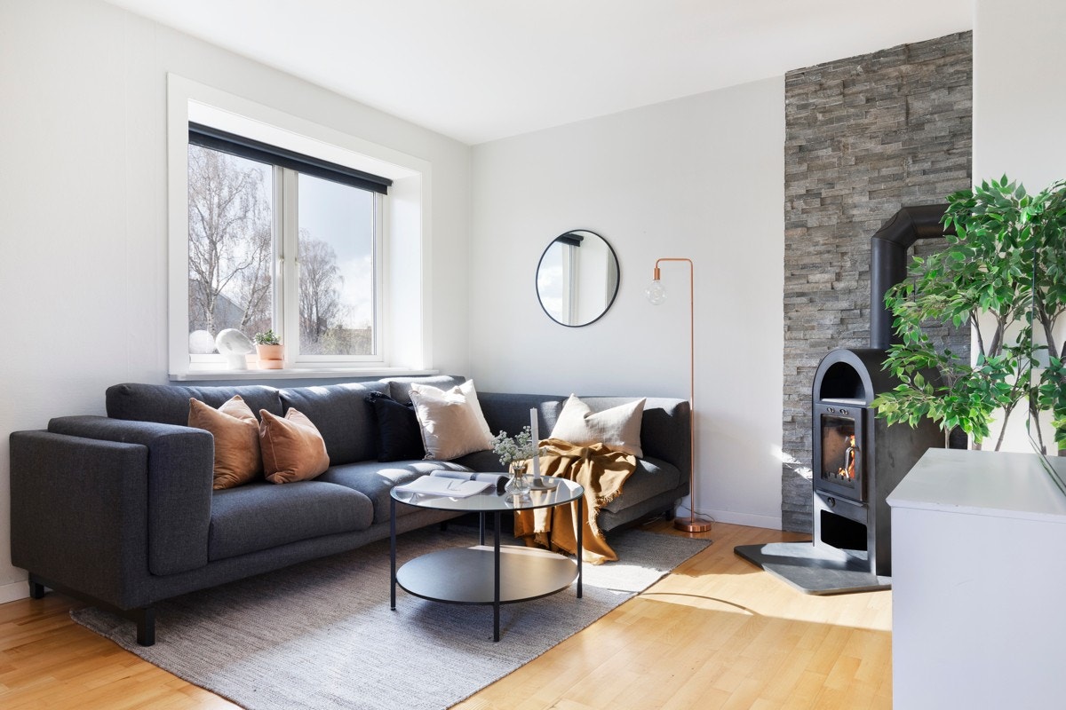 Boligen har en lys og romslig stue med god plass til en stor sofa i tillegg til spisebord hvor du kan invitere familie og venner på hyggelige middagsselskaper. Galleribilde