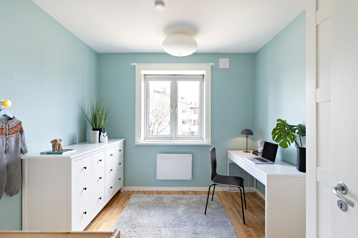 Det andre soverommet har god plass for oppbevaring i skapinnredning, samt plass til en barneseng, gjesteseng eller kontorpult til hjemmekontoret. Galleribilde