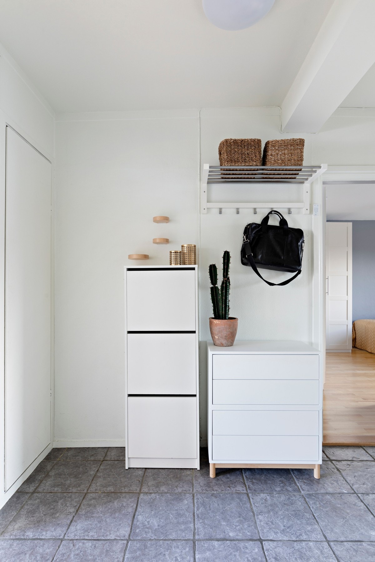 Det er god plass til en kommode eller annen ønsket innredning i entreen. Galleribilde