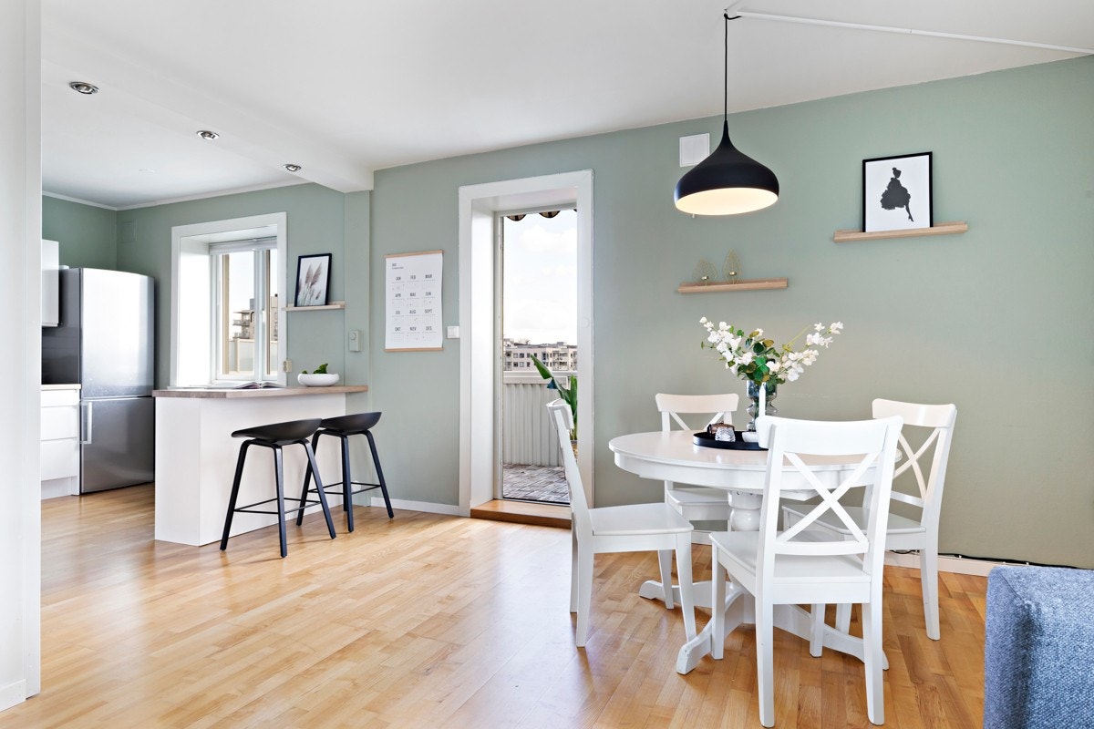 Boligen har en lys og romslig stue med god plass til en stor sofa i tillegg til spisebord hvor du kan invitere familie og venner på hyggelige middagsselskaper. Galleribilde