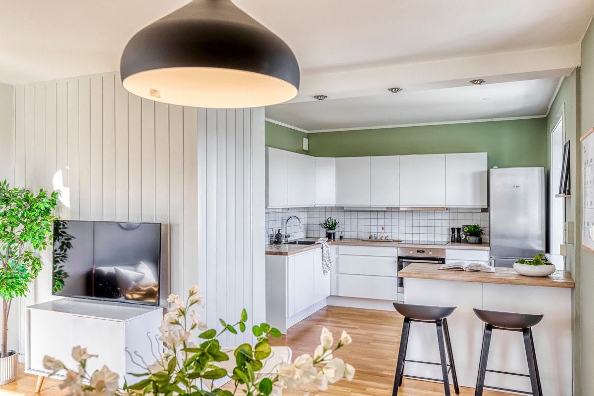 Leiligheten har et delikat Epoc kjøkken fra 2018 med integrerte hvitevarer som medfølger salget. Det ble også montert waterguard og ny varmtvannsbereder i 2018. Galleribilde