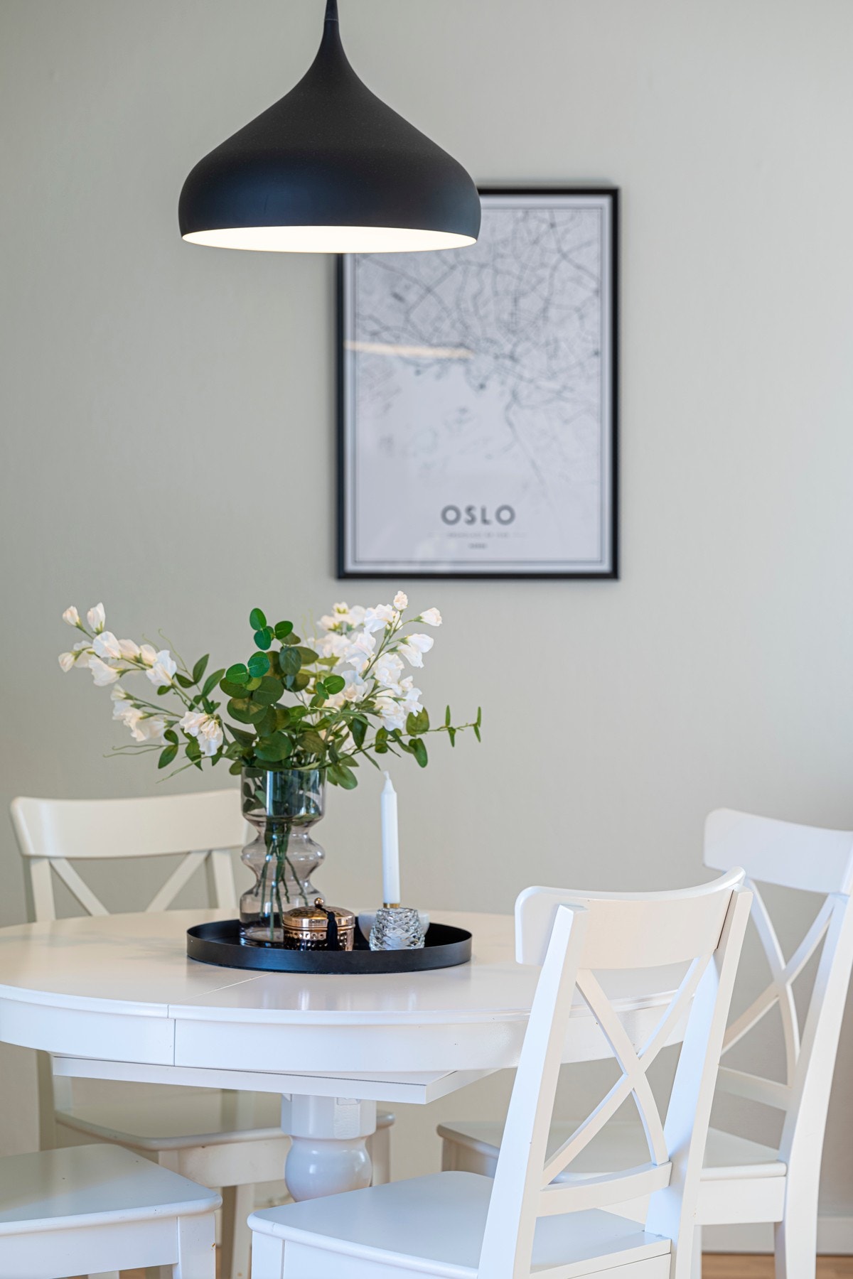 Stuen har god plass til spisebord hvor du kan invitere familie og venner på hyggelige middagsselskaper. Galleribilde