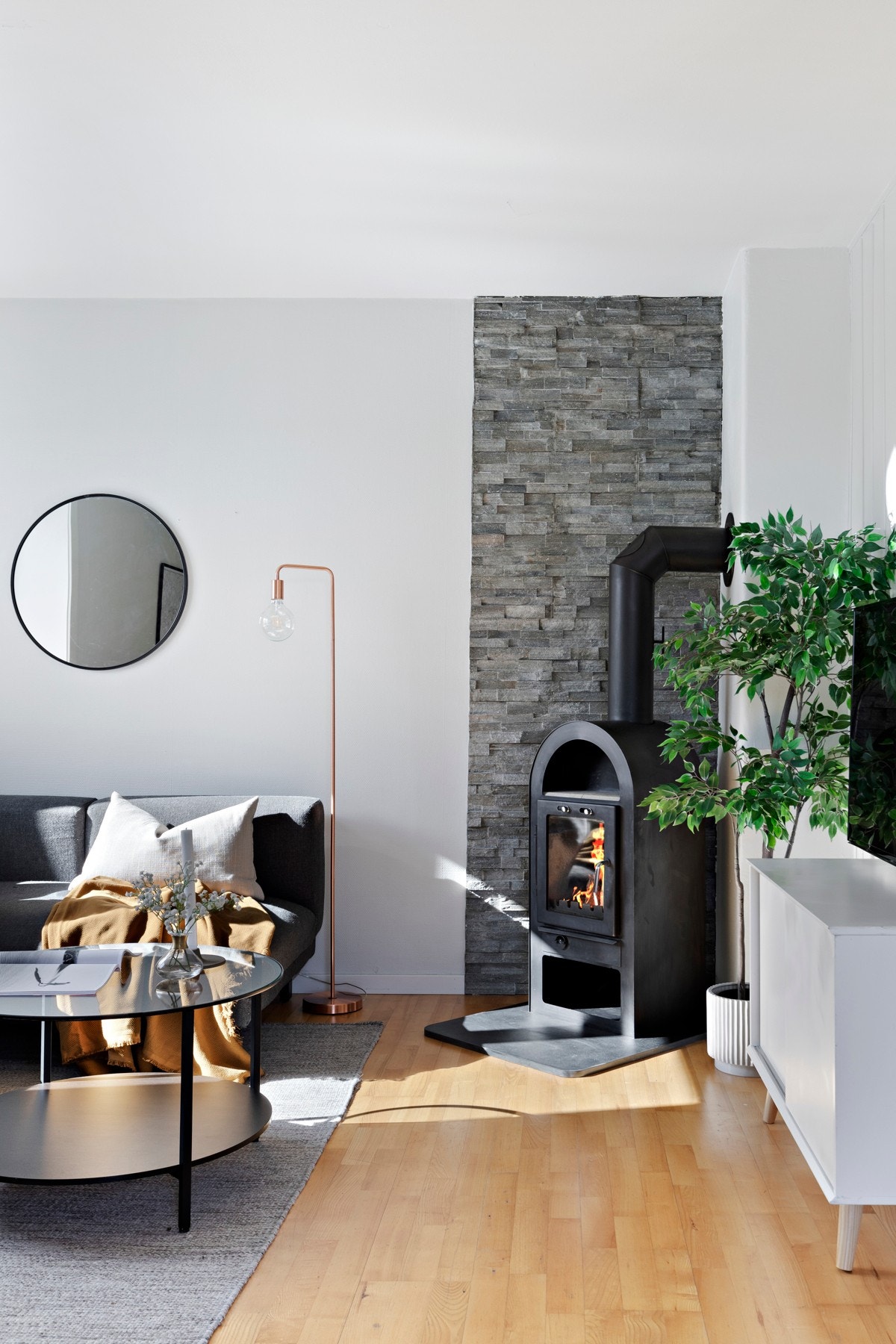 Stuen har en hyggelig peis som gir en lun og hyggelig stemning på ekstra kalde dager. Galleribilde