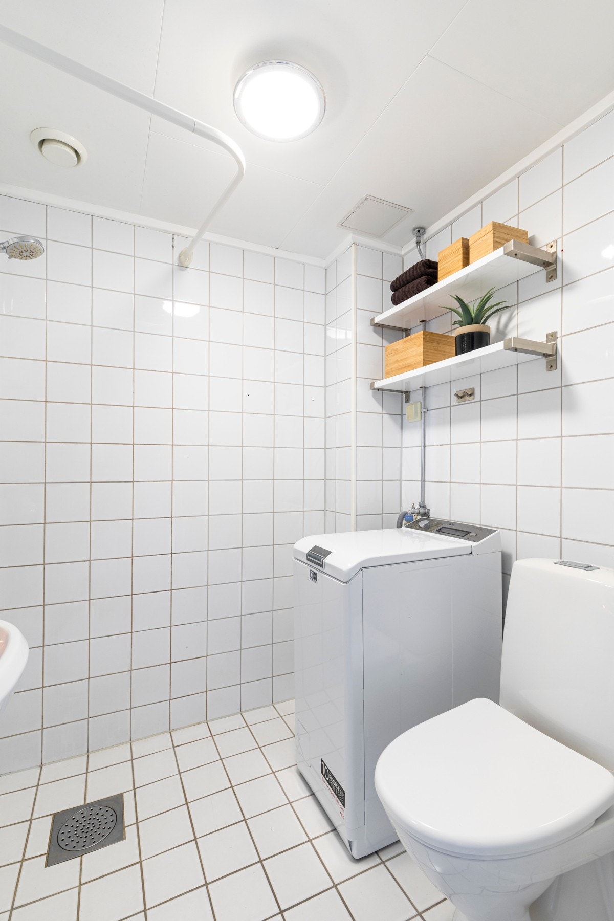 Det er lys og slett innredning og speilskap med lys over. Baderommet har også opplegg for vaskemaskin. Galleribilde