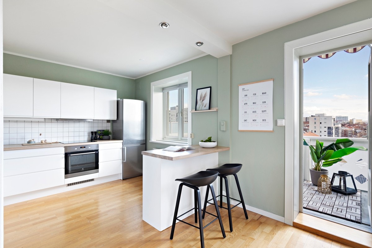 Leiligheten har et delikat Epoc kjøkken fra 2018 med integrerte hvitevarer som medfølger salget. Galleribilde