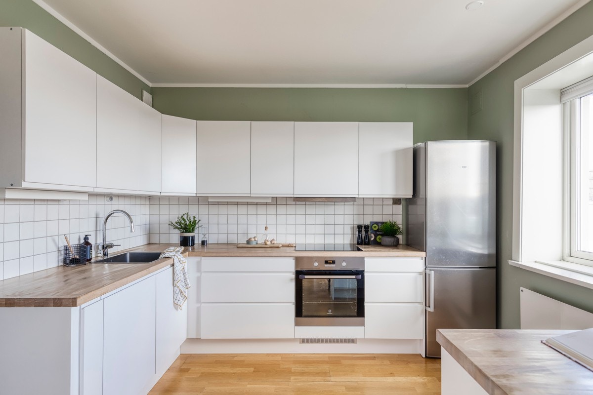 Innredningen har lyse slette fronter og heltre benkeplate som gir et pent og gjennomført inntrykk. Galleribilde