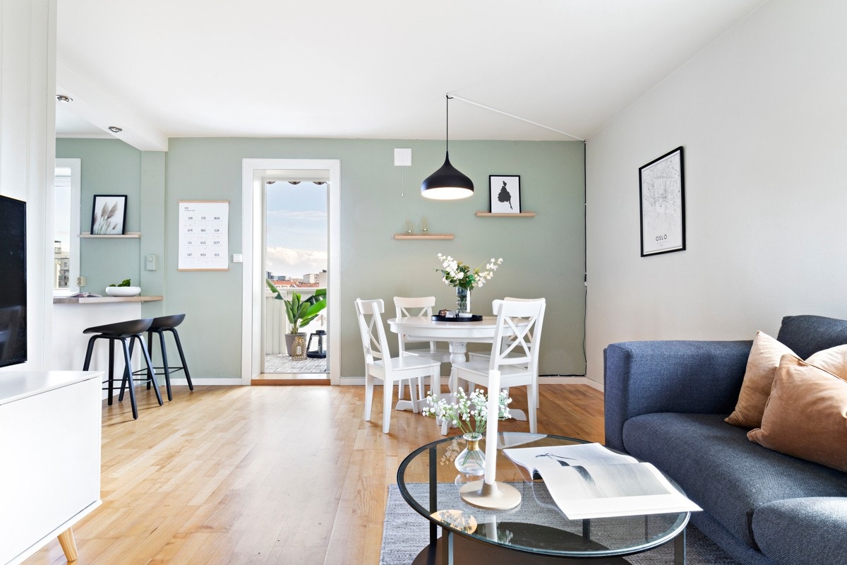 Vinduer og balkongdører ble byttet ut i 2010 samt at stuen har en hyggelig peis som gir en lun og hyggelig stemning på ekstra kalde dager. Galleribilde