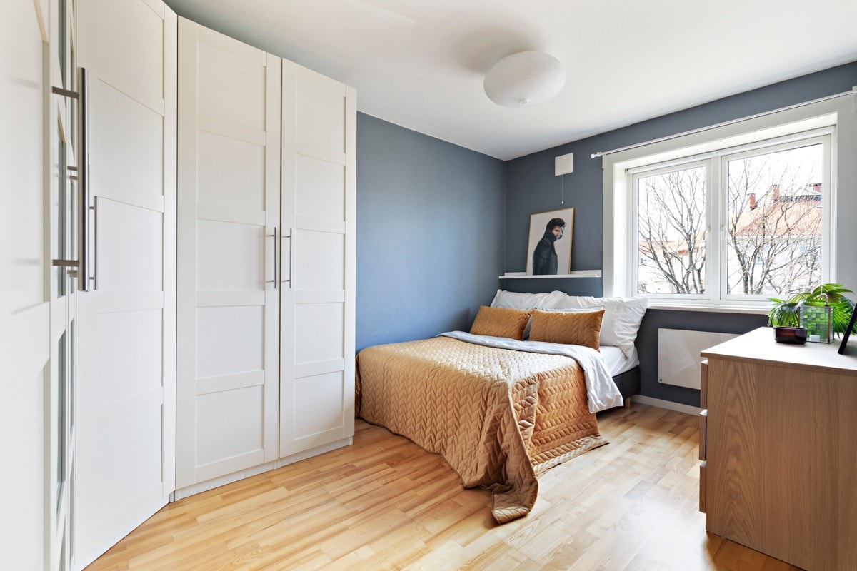 Hovedsoverommet har god plass til dobbeltseng, samt stort garderobeskap med god oppbevaringsplass. Galleribilde