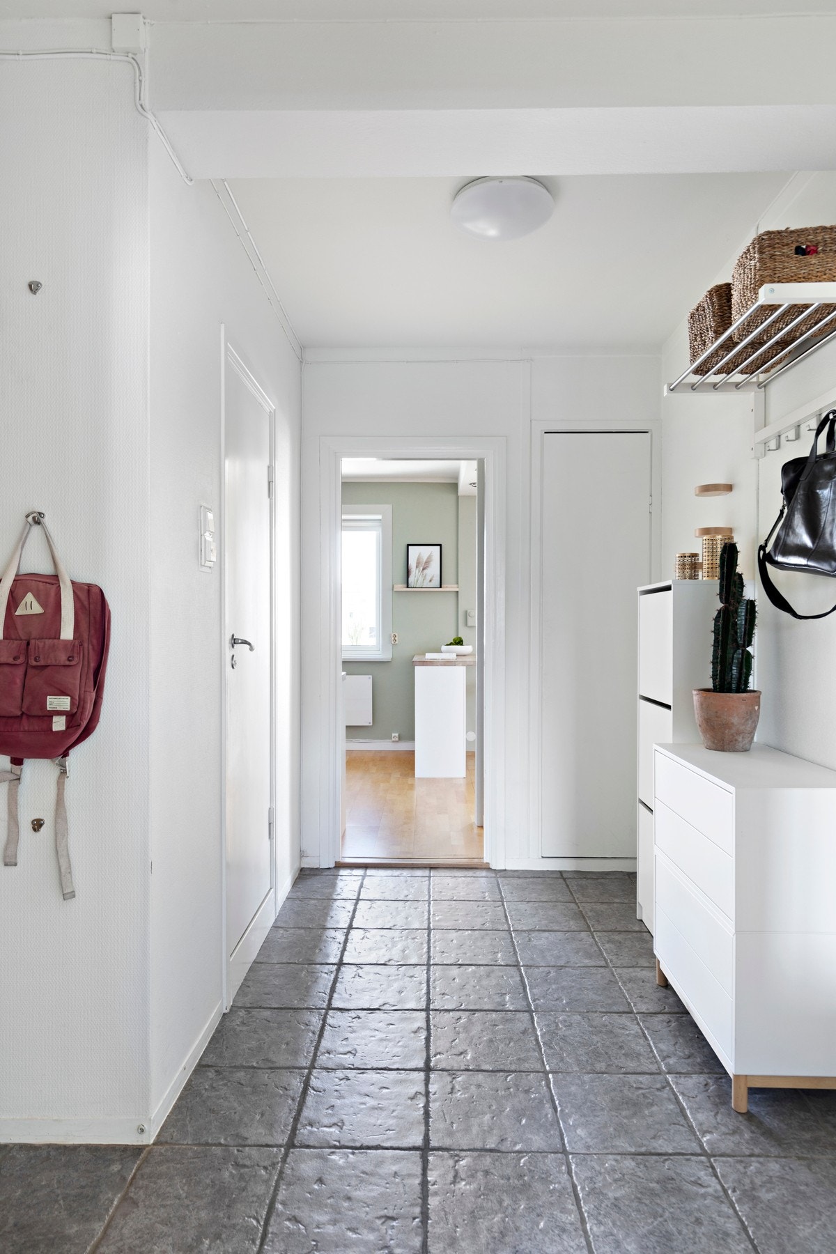 Her kommer man inn i en romslig og innbydende entrè med god plass til å henge fra seg yttertøy i plassbygget garderobe. Galleribilde