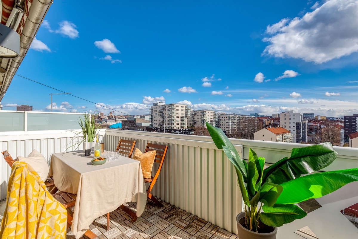 Fra stuen er det utgang til en romslig og hyggelig balkong på ca. 7 kvm. Balkongen har trefliser på gulvflater og god plass til utemøbler hvor varme sommerkvelder kan nytes. Galleribilde