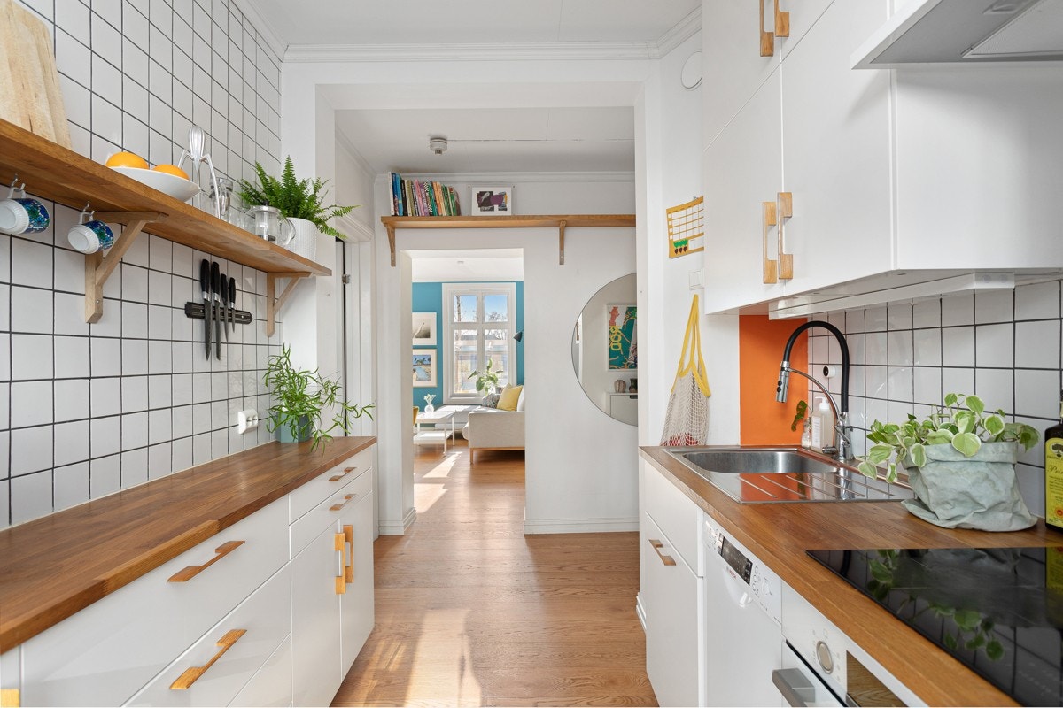 Kjøkkenet ligger separat fra stuen og har ny innredning fra 2015 med hvite, glatte fronter og god skap- og benkeplass. Galleribilde