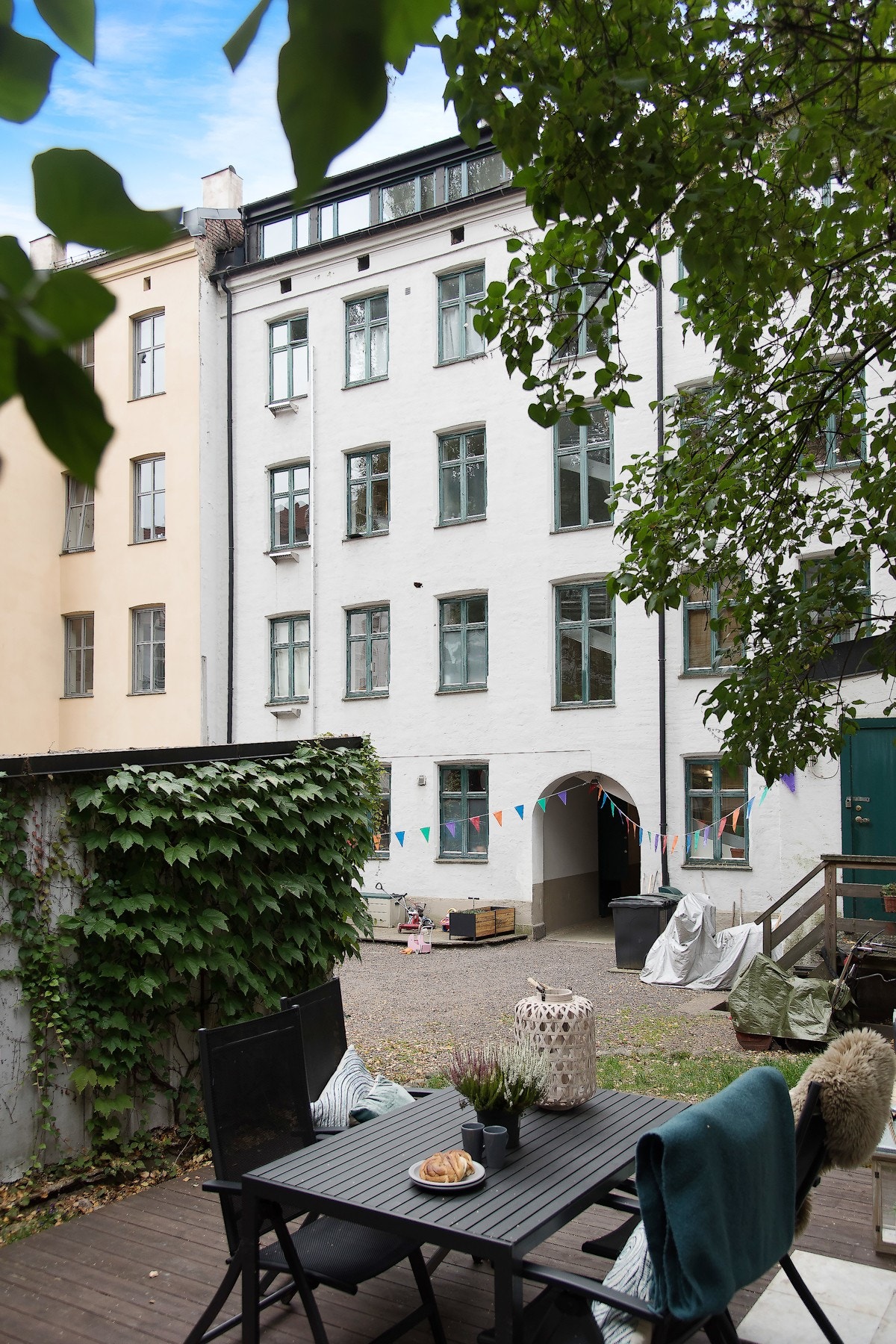 Sommerbilde fra bakgård ved tidligere salg Galleribilde